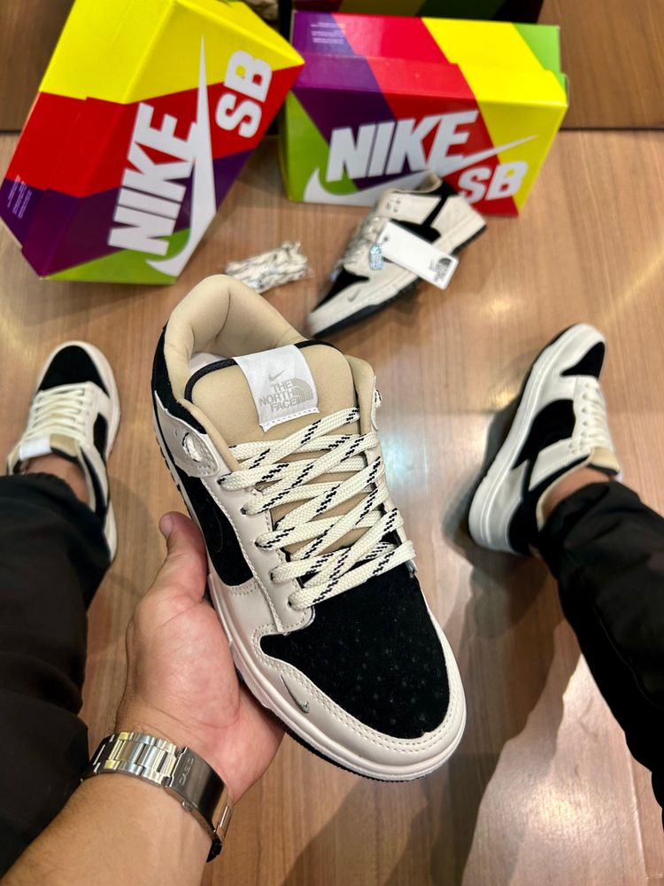 Nike SB Dunk Low - Preto/Branco