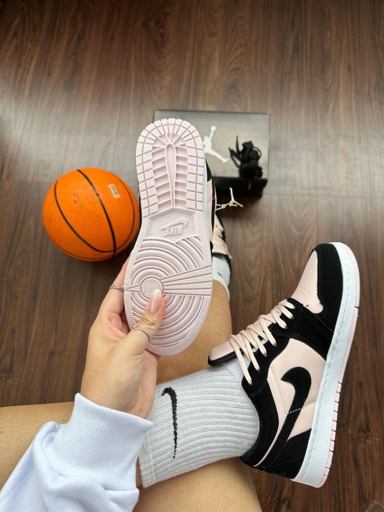 Nike Air Jordan 1 Low - Preto/Rosa